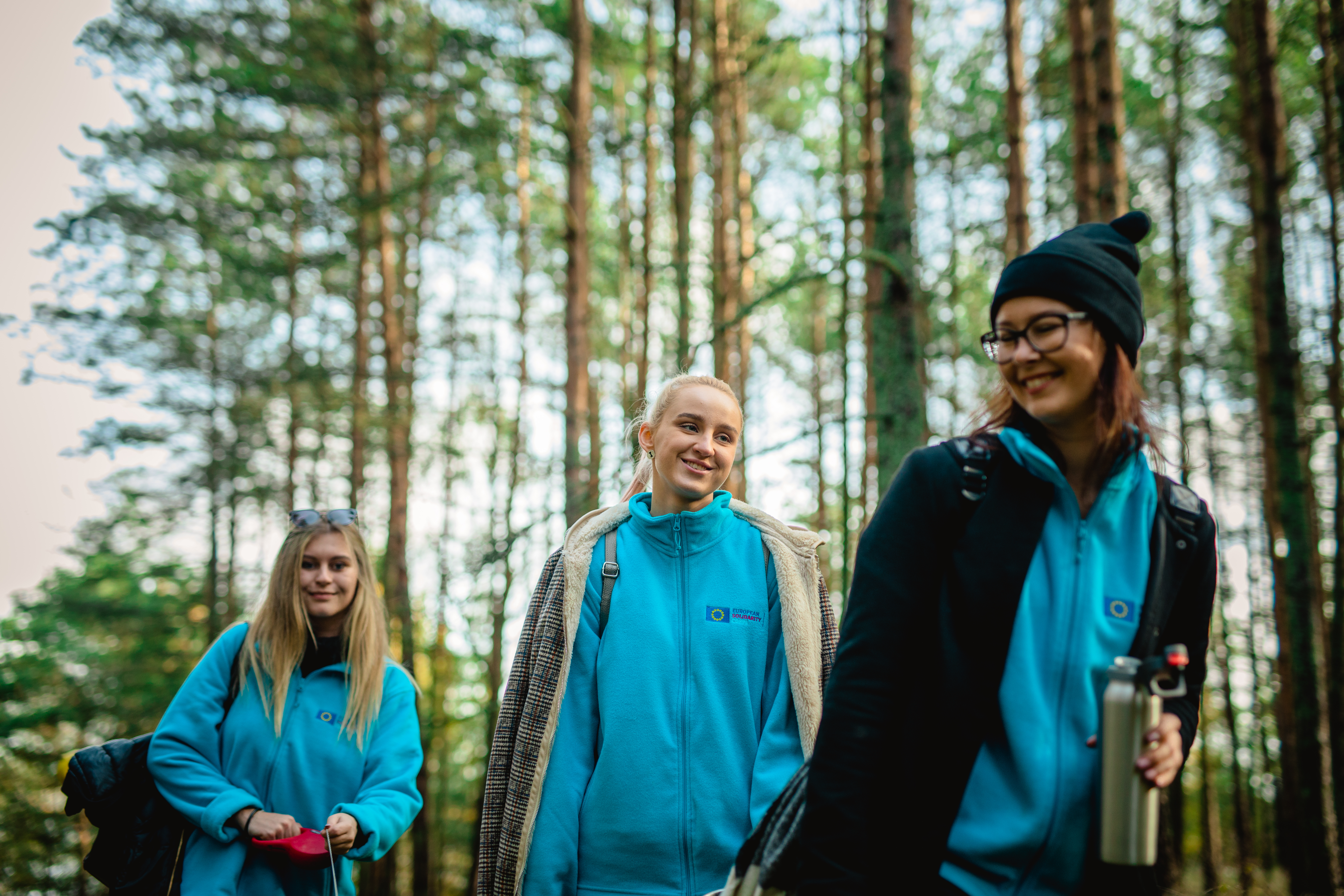 Trois volontaires dans la forêt
