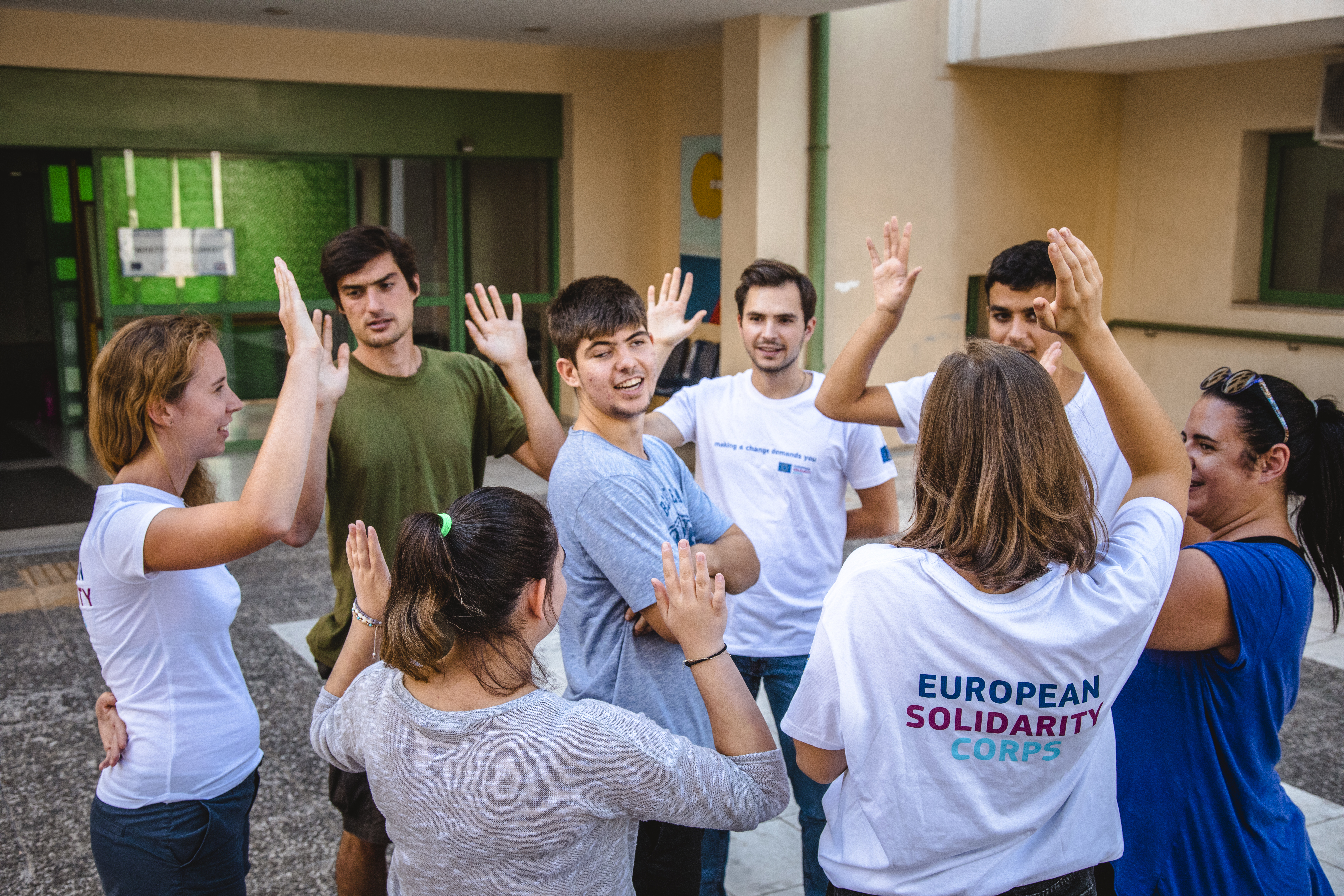 volontaires en cercle