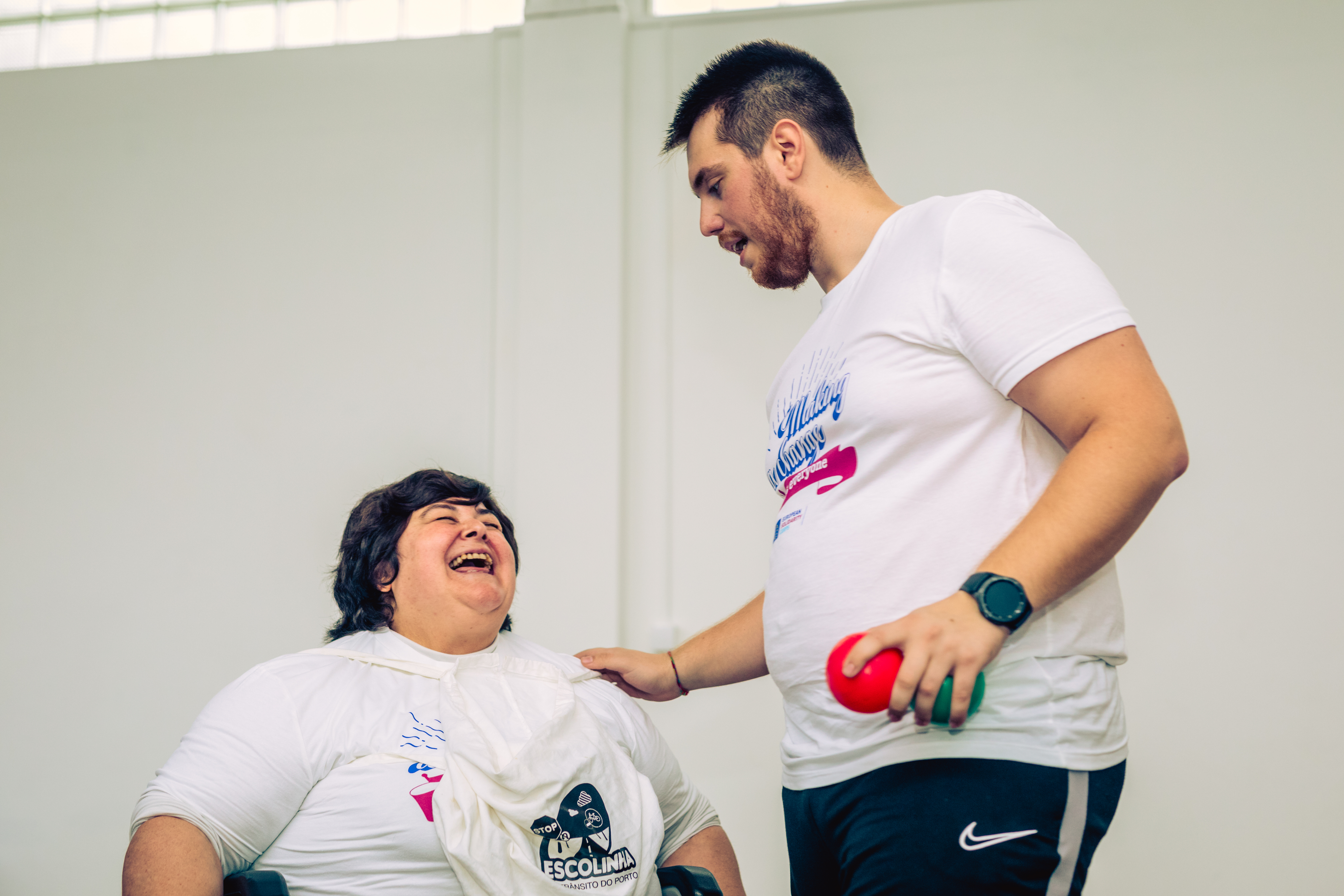 Un volontaire avec une bénéficiaire en situation de handicap