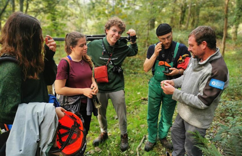 Jeunes dans la foret