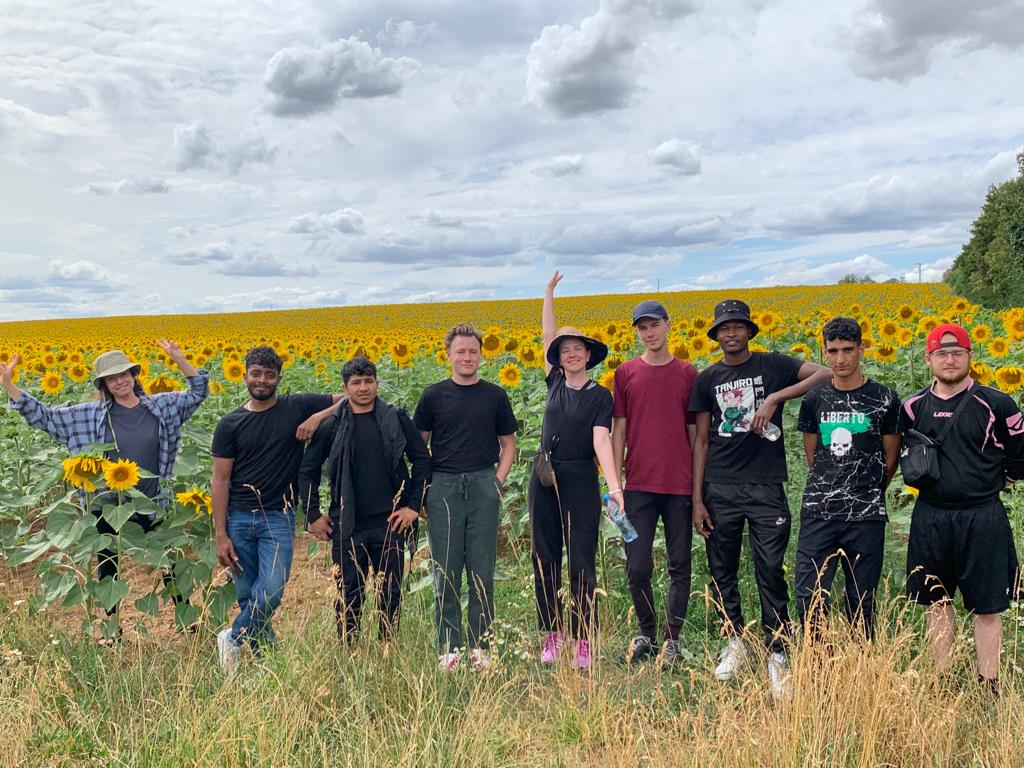 Jeunes dans un champs